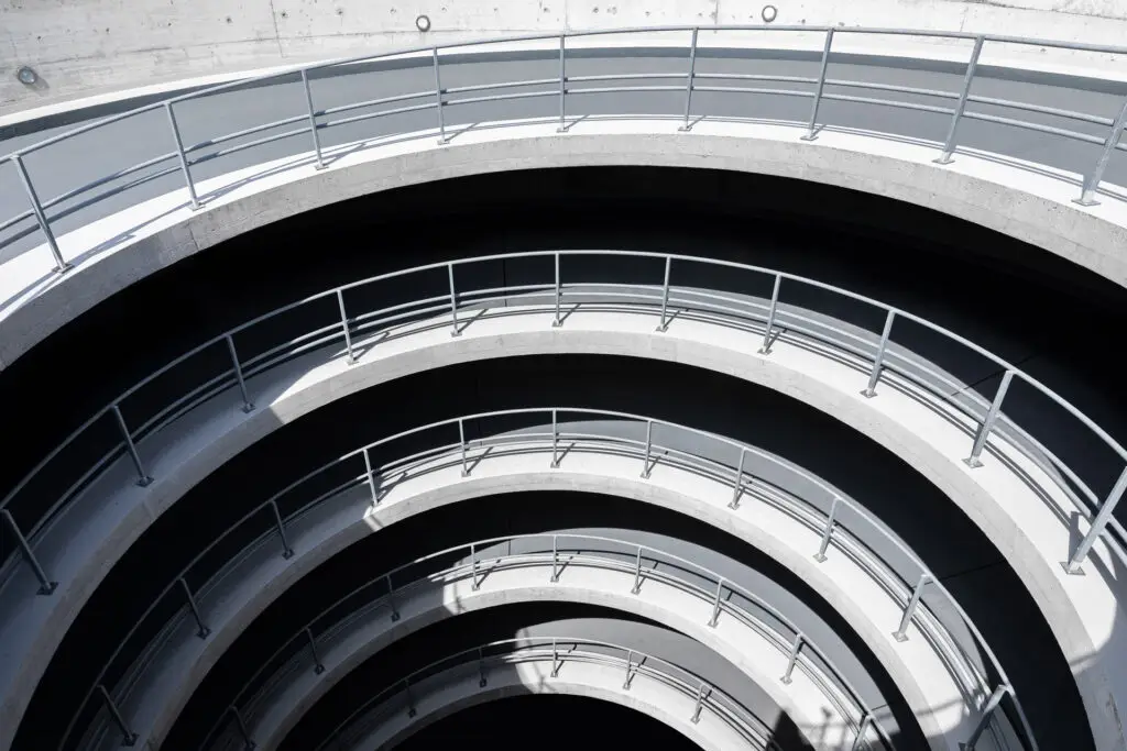 Fachgerechte Bauwerksinstandsetzung an tragenden Säulen eines Betonbauwerks.